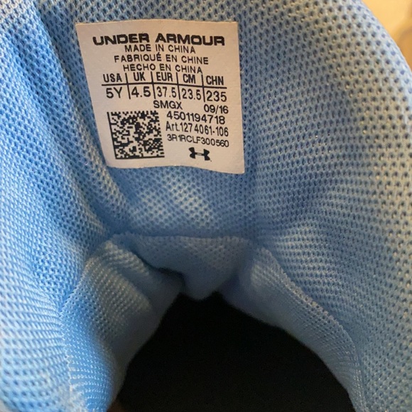 Steph Curry (SC) UNDERARMOUR youth size 5 basketball sneakers. - Picture 8 of 10